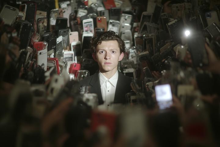 «Человек-паук: Погода в доме». Почему русские осаждают соцсети Тома Холланда и при чем тут Лариса Долина